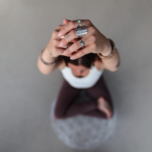 yoga pose sitzend mit hände gefalten
