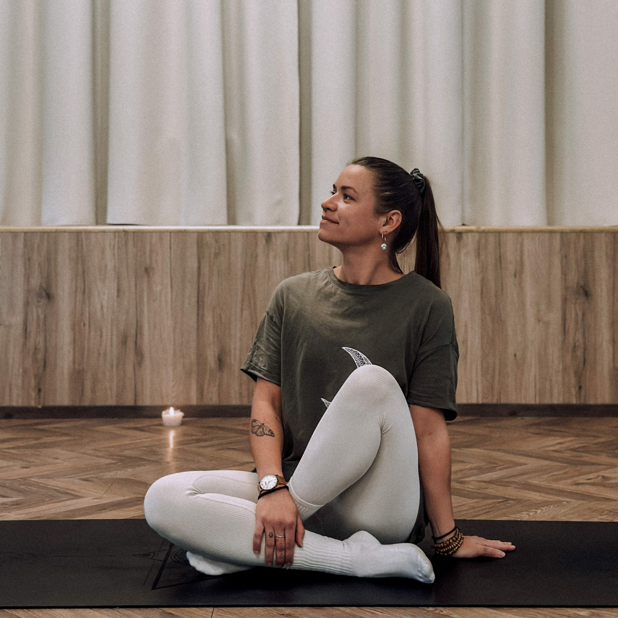 yoga_hotel_blie_alice alice_yoga_sitzend_lächelnd