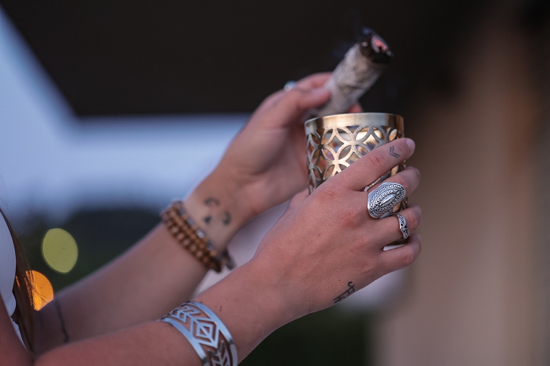 yoga_alice_spiritual_ritual_smudge ritual_raeuchern_jahreskreisfest