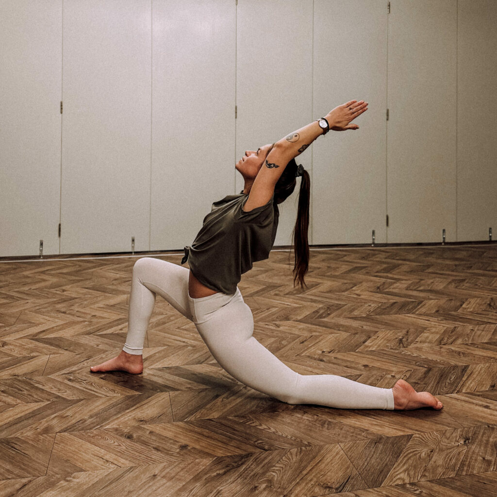 yoga_hotel_blie_alice yoga_alice_ausfallschritt