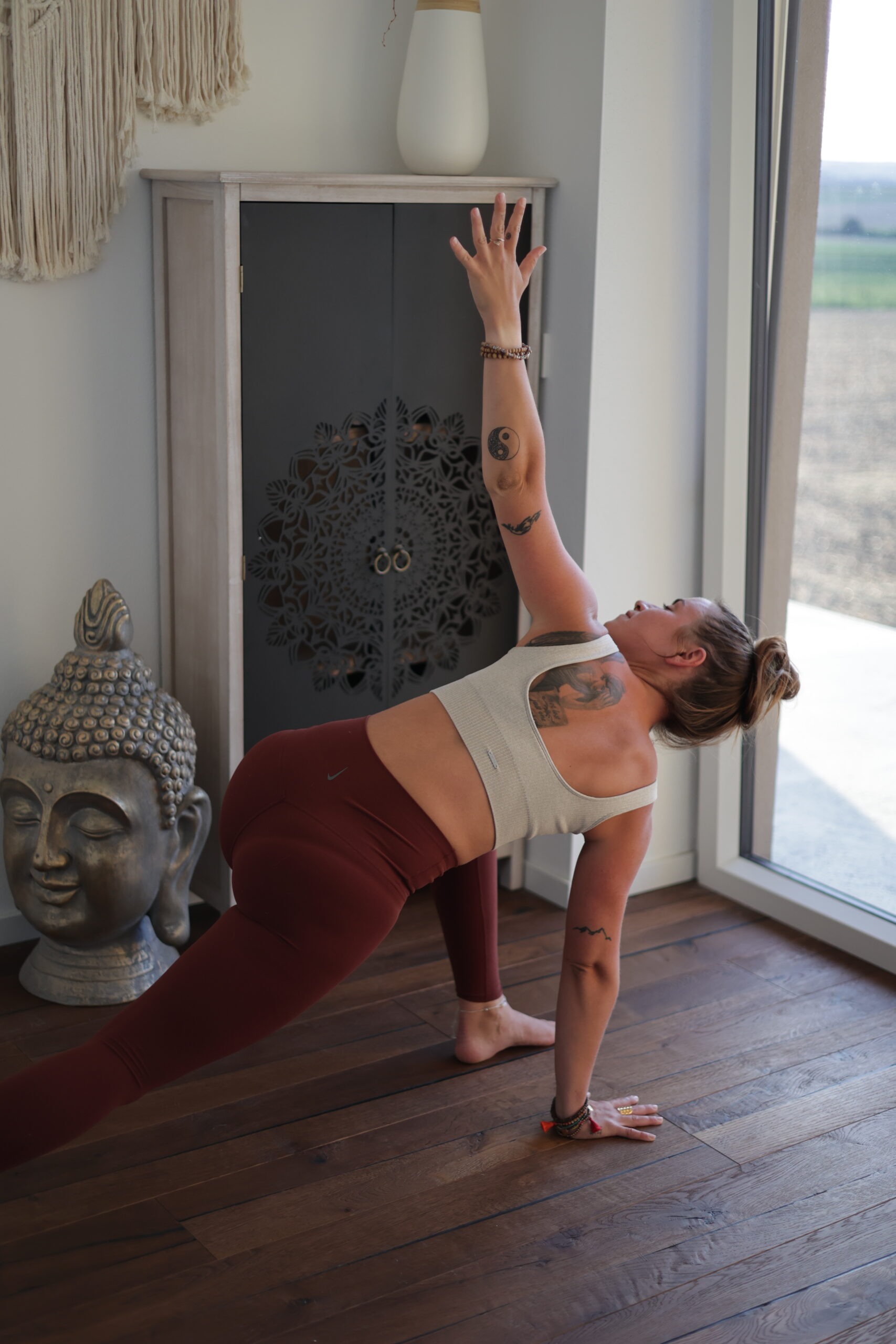 Erdung Yoga Alice side stretch buddha