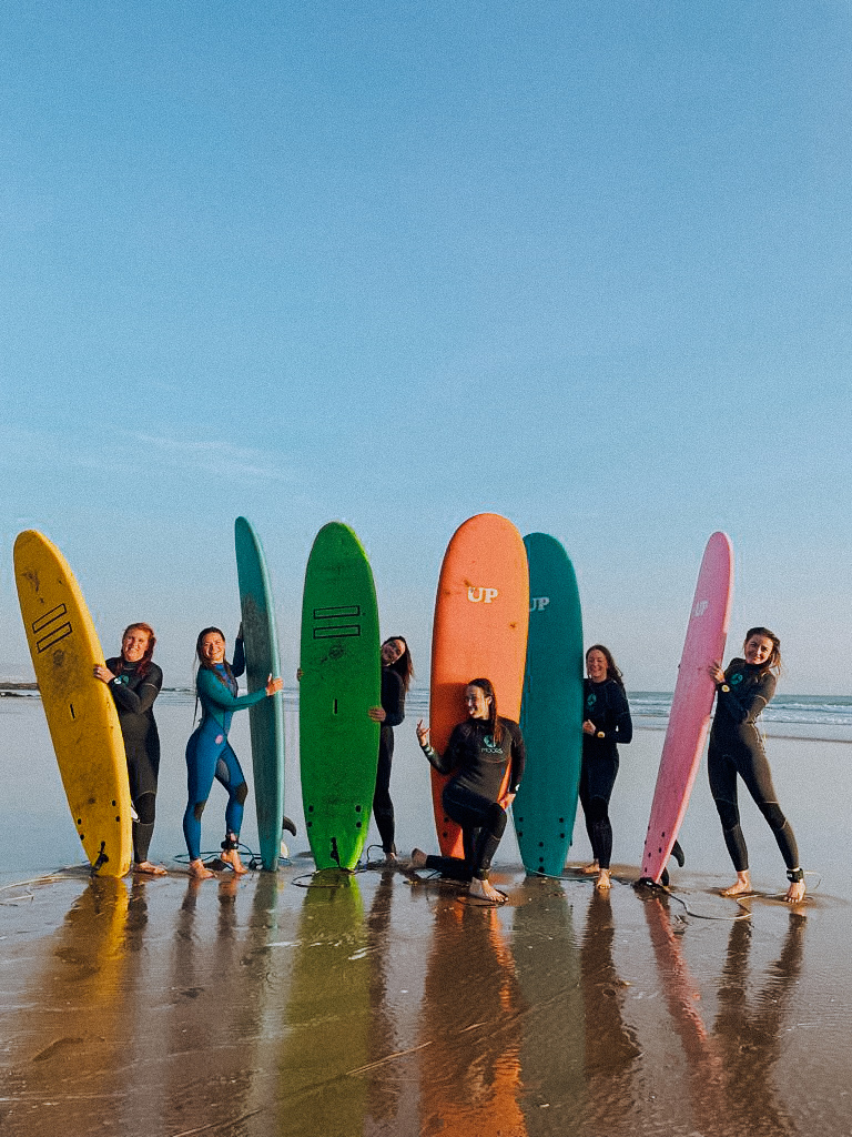 surf yoga retreat marokko alice girls surfbrett colorful