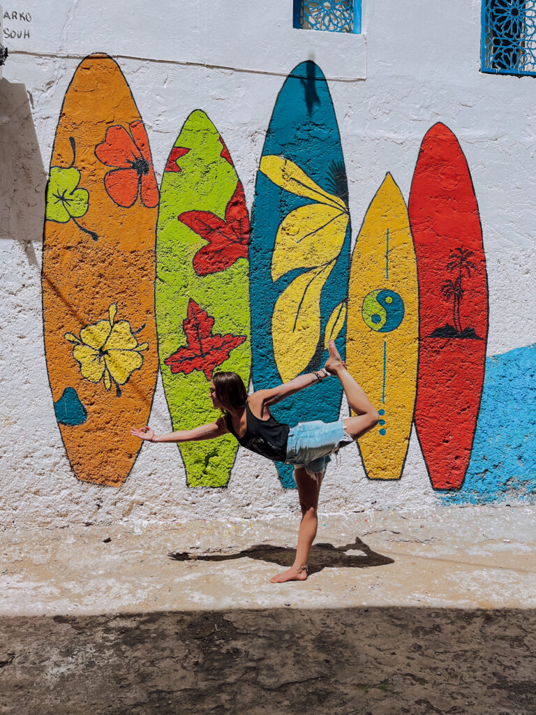 alice yoga surfen retreat marokko bunte bretter
