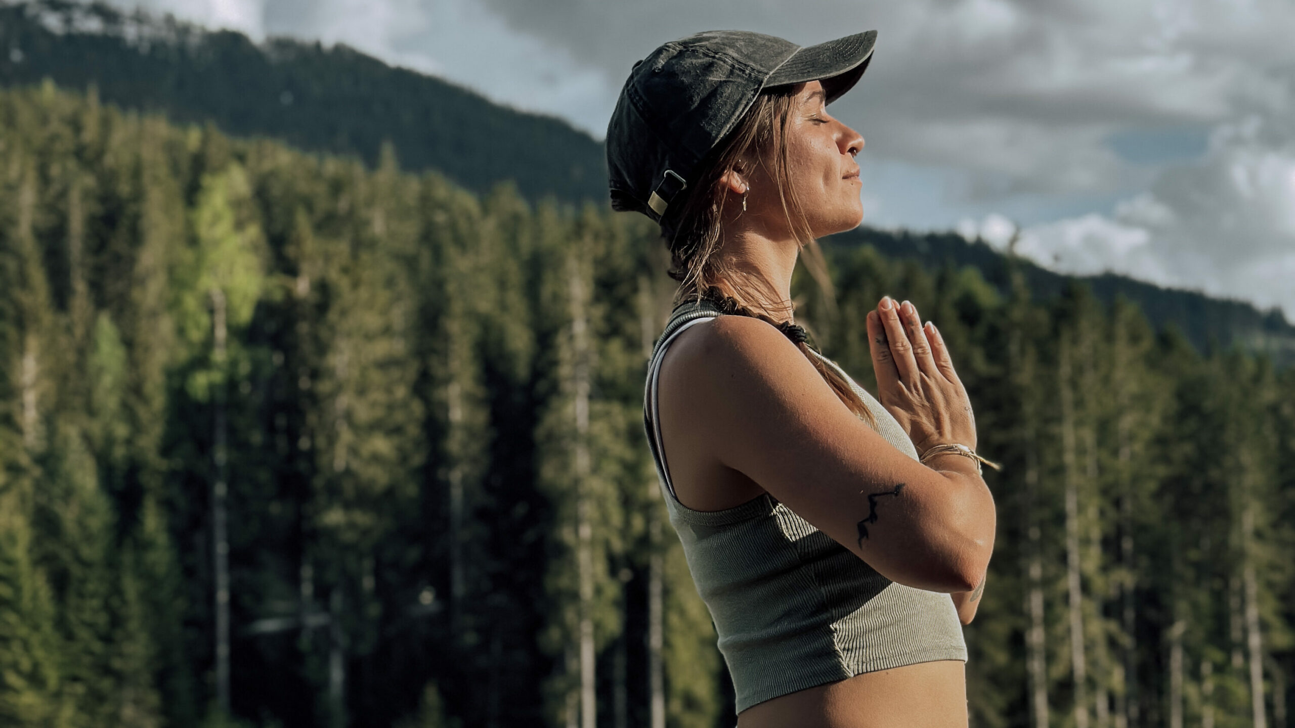 wagrain_alice_yoga_namaste_herz