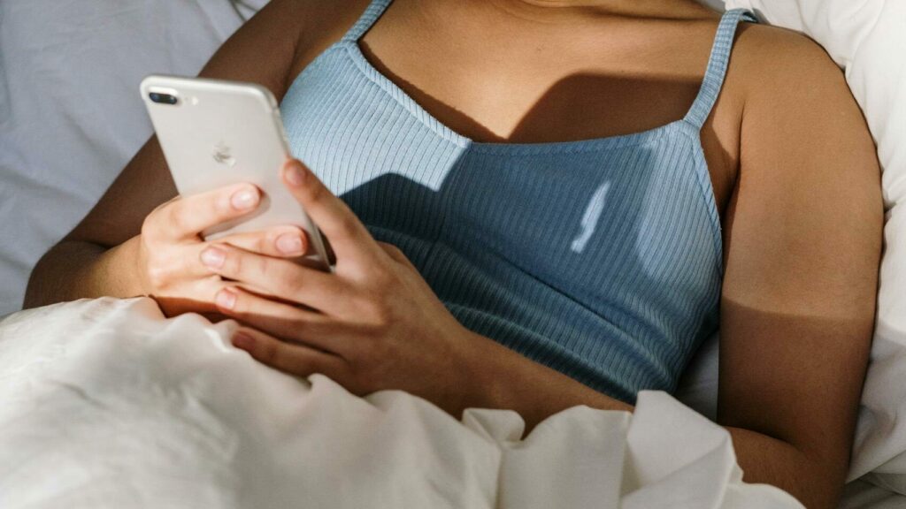 lavendel räucherbündel heimische kräuter räuchern morgenroutine bett smartphone