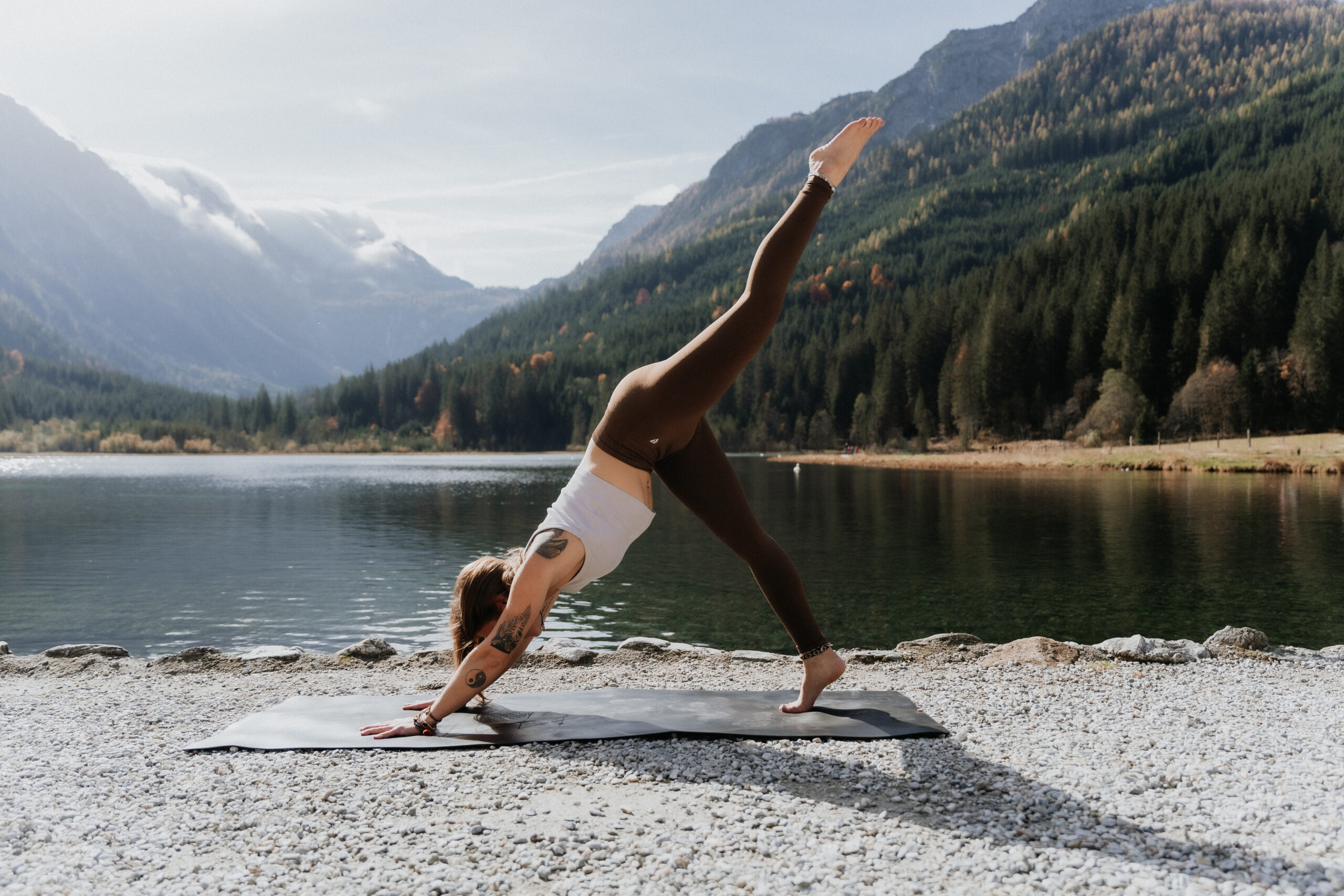 alice_yoga_sommer_reise_herabschauender_hund